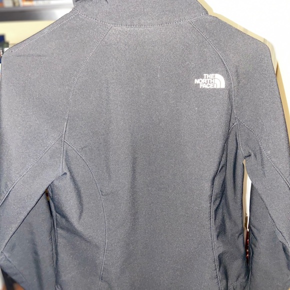 LIKE NEW weather resistant THE NORTH FACE jacket - Picture 5 of 5
